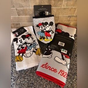 🆕 Mickey Mouse and Minnie Mouse kitchen set-NWT